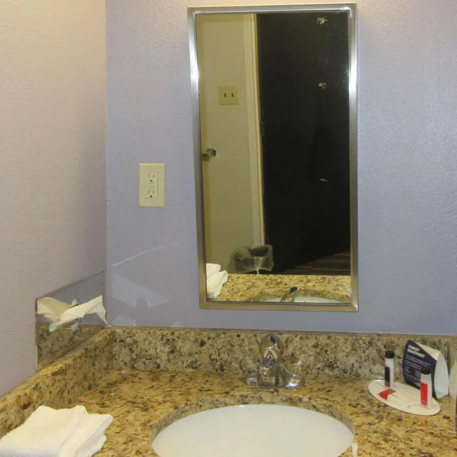 جناح بسرير كوين لذوي الإعاقة، Quality Inn & Suites Caldwell I-77 2/4