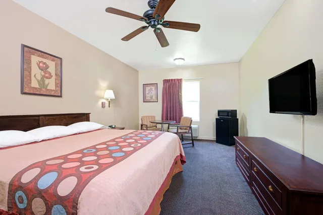 غرفة قياسية بسرير كينج، Super 8 By Wyndham St. Louis Airport 2/3