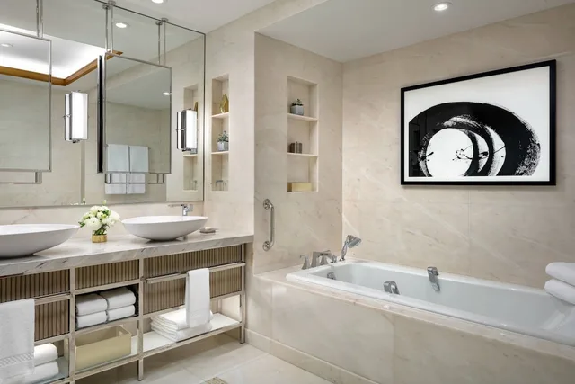 Superior, Suite, King Bed, City View, Club Lounge Access, Lounge Access, Ritz Carlton Toronto Hotel 5/5