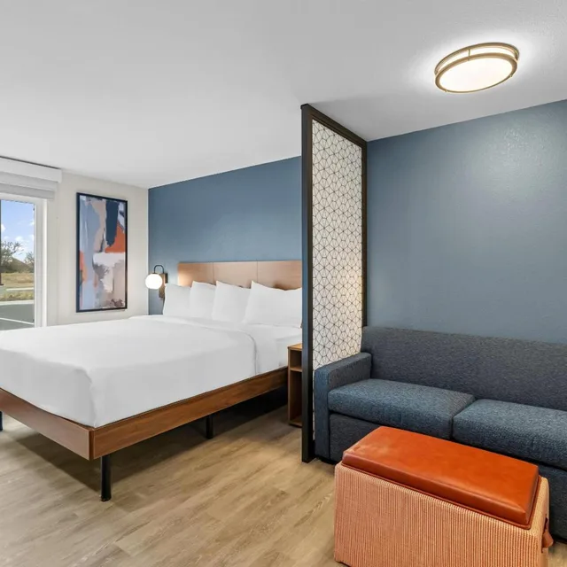 Room, King Bed, Everhome Suites Wichita Northeast 4/10