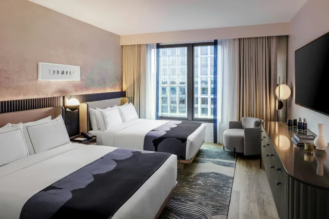 غرفة بريميوم بسريرين كوين، The Morrow Washington DC, Curio Collection by Hilton 2/3