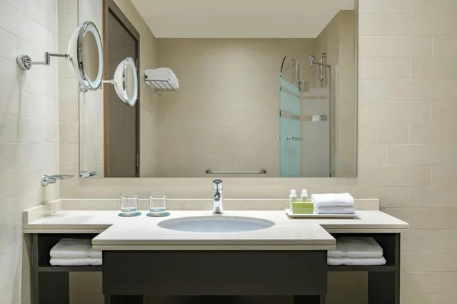 غرفة كلوب بسرير كينج بإطلالة على البحر، Le Meridien City Center Doha 9/10