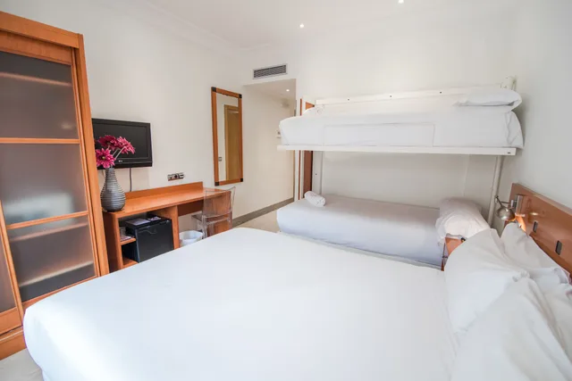 غرفة رباعية بسرير مزدوج وسرير بطابقين، Petit Palace Cliper Gran Via 6/10