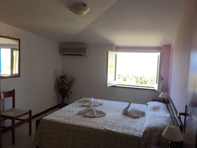 Mezzanine, Economy, Triple, 1 Queen and 1 Single Bed، Umberto 2/10