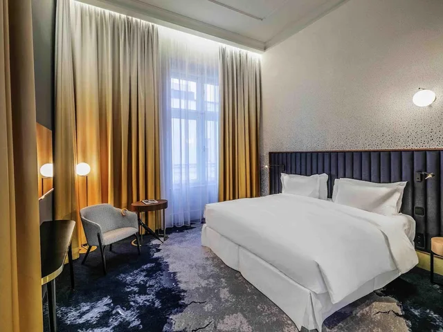غرفة تنفيذية بسرير كينج مع أريكة، Hotel Century Old Town Prague Mgallery By Sofitel 2/5