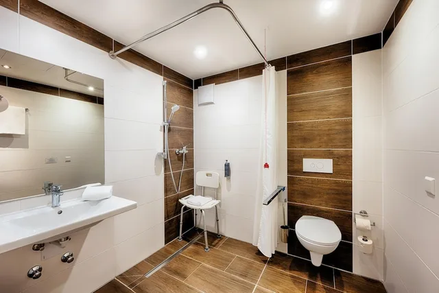 غرفة بسريرين منفصلين لذوي الإعاقة، Premier Inn Lindau Hotel 6/6