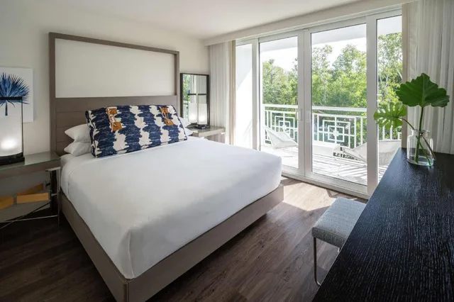 جناح جونيور بسرير كوين مع أريكة لذوي الإعاقة، Baker's Cay Resort Key Largo, Curio Collection by Hilton 1/2