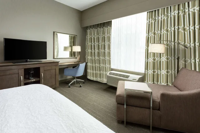 Room, King Bed, River View, Balcony, Hampton Inn & Suites Napa 9/10
