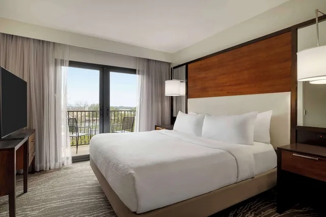 جناح بسرير كينج بشرفة بغرفتين مع أريكة لذوي الإعاقة، Embassy Suites Chattanooga / Hamilton Place 2/5