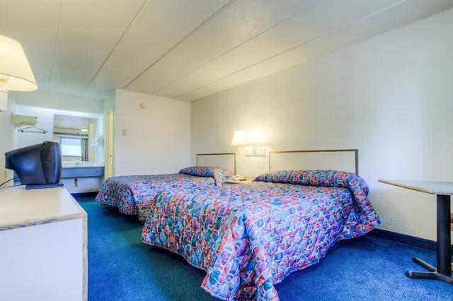 غرفة قياسية بسريرين مزدوجين لذوي الإعاقة، Motel6 Knoxville, TN - North 6/10