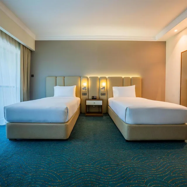 غرفة ديلوكس بسريرين منفصلين بشرفة، DoubleTree by Hilton Dubai Port Saeed. 2/3