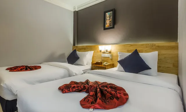 Standard, Twin Beds, No Window, Pacific Hotel 3/10