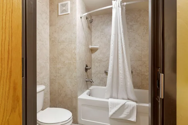 غرفة قياسية بسريرين كوين، Best Western Plus Swiss Chalet Hotel & Suites 7/9
