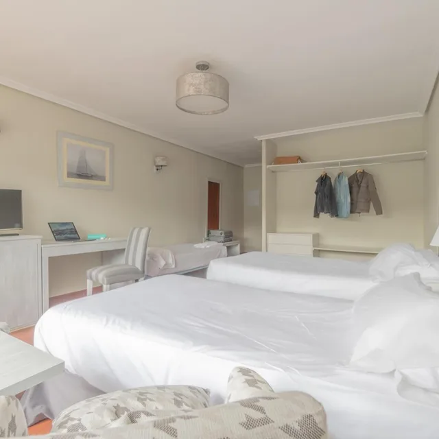 غرفة ثلاثية، Nayade hotel 3/10