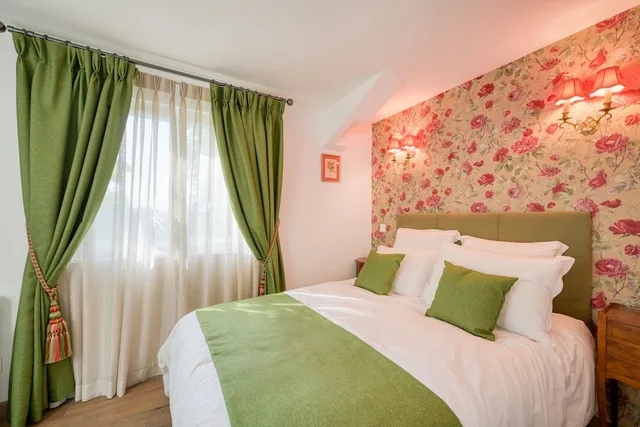 Family, House, Queen and Twin Beds, Sofa، Le Petit Chateau de Barbizon au Bois du Mee 4/10