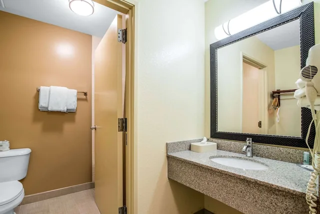 غرفة بسرير كينج لذوي الإعاقة، Quality Inn Loudon-Concord 3/5