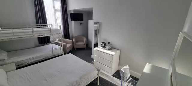 غرفة عائلية بسرير مزدوج وسرير بطابقين، Medehamstede Hotel 2/4