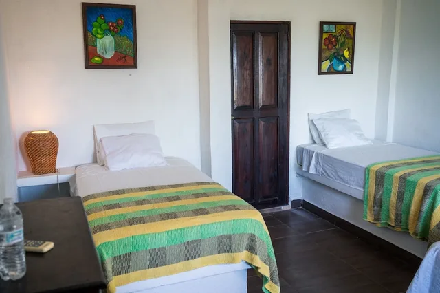 غرفة رباعية بسرير مزدوج وسريرين منفصلين بإطلالة على البحر، Marbella Eco Lodge 6/9