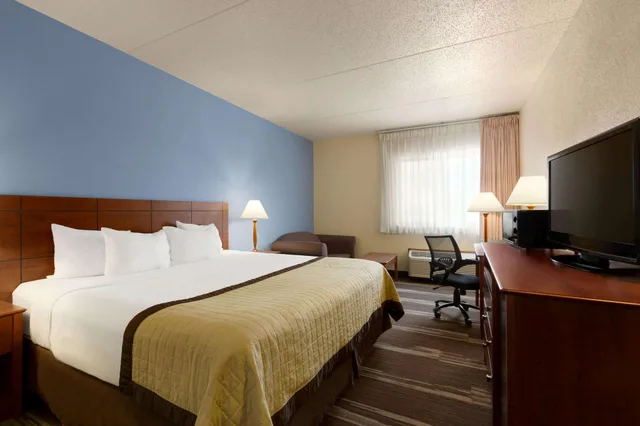 غرفة بسرير كينج يُسمح فيها بالحيوانات الأليفة لذوي الإعاقة، Ramada by Wyndham Fargo 2/6