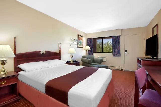 غرفة بسرير كوين، Deer Park Inn Red Deer 1/1