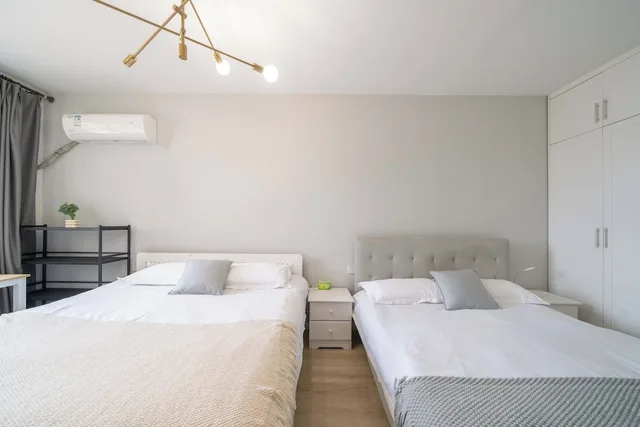 3 Bedrooms, Comfort, Apartment, 1 Double and 3 Queen Beds, Bathtub, Book and Bed-People's Square 5/10