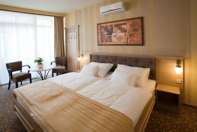 غرفة ديلوكس ثلاثية بسرير مزدوج وسرير فردي، Barokk Hotel Promenad Gyor 1/2