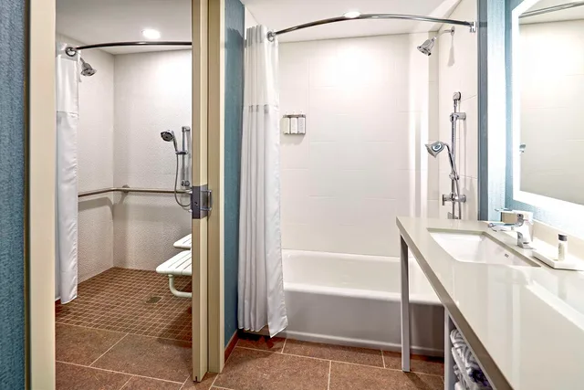 جناح بسريرين كوين لذوي الإعاقة، Anaheim Suites Hotel 3/3