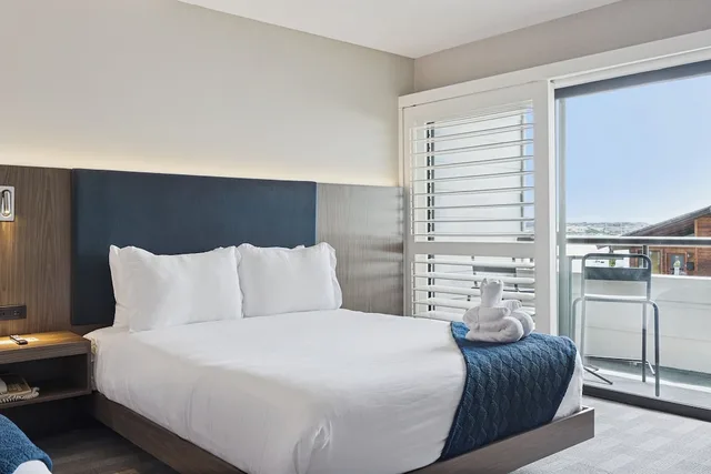 غرفة ديلوكس بسرير كينج بإطلالة جزئية على البحر، 456 Embarcadero Inn Suites 1/6