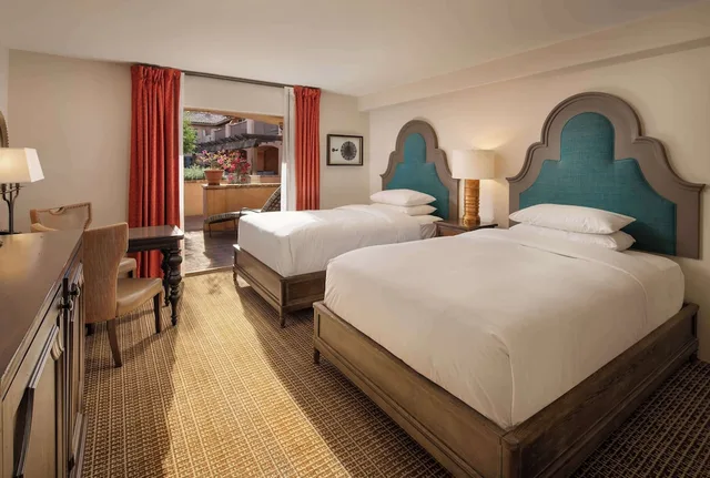 غرفة بسريرين مزدوجين بشرفة، Royal Palms Resort And Spa In the Unbound Collection By Hyatt Formerly Royal Palms Resort And Spa 2/9