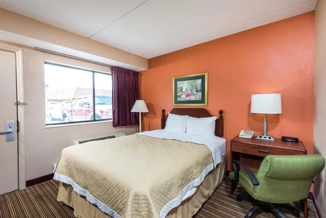 غرفة قياسية بسرير كوين، Days Inn By Wyndham Pittsburgh-Harmarville 2/4