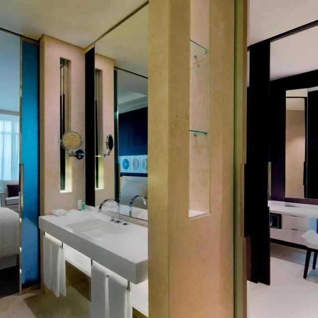 Royal, Club, Twin Beds, Executive Lounge Access, Large, Le Meridien Dubai Hotel and Conference Centre 3/5