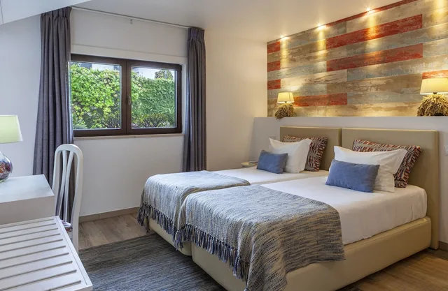 Room, Twin Beds, with Extra Bed, Casa Do Outeiro 2/7