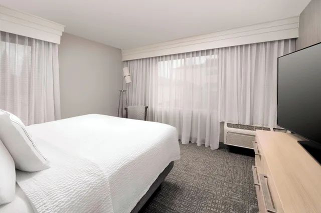 جناح بسرير كينج بغرفة نوم واحدة مع أريكة لذوي الإعاقة، Courtyard Portland Hillsboro 1/2