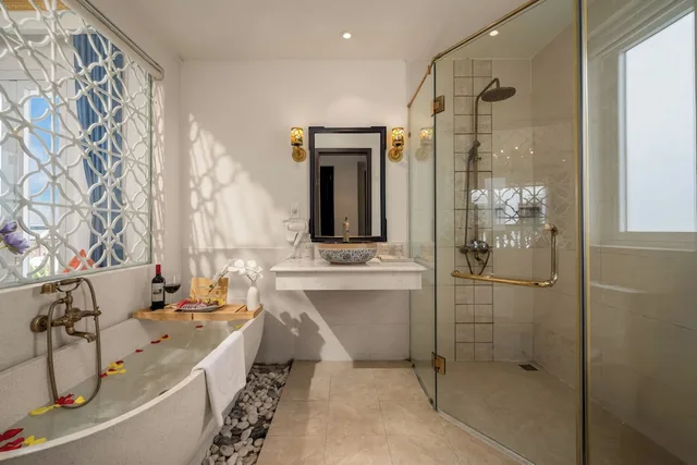 غرفة عائلية بسرير كينج وسريرين منفصلين بإطلالة على المسبح بغرفتي نوم، Hoi An Blue Sky Boutique Spa 8/8