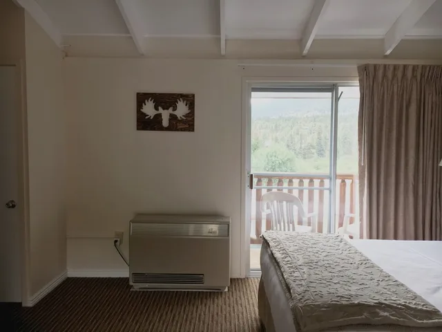 غرفة بسرير كينج بإطلالة على الجبل بشرفة، Alpine Trail Ridge Inn 5/6