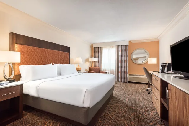 غرفة بريميوم بسرير كينج، Holiday Inn Ft. Lauderdale-Airport 2/3