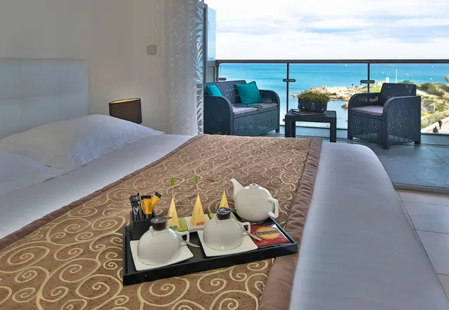 شقة بسرير مزدوج بإطلالة على البحر بشرفة مع أريكة، Royal Antibes - Luxury Hotel, Residence, Beach & SPA 2/3