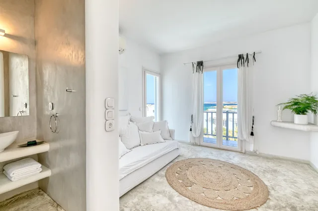جناح غراند بسرير كوين بإطلالة على البحر بشرفة مع أريكة بحوض جاكوزي، Lilly Residence Boutique Suites Adults Only 5/8