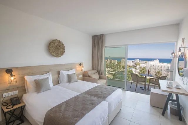 غرفة بسريرين منفصلين بإطلالة على البحر مع أريكة، Bohemian Gardens Hotel 3/4