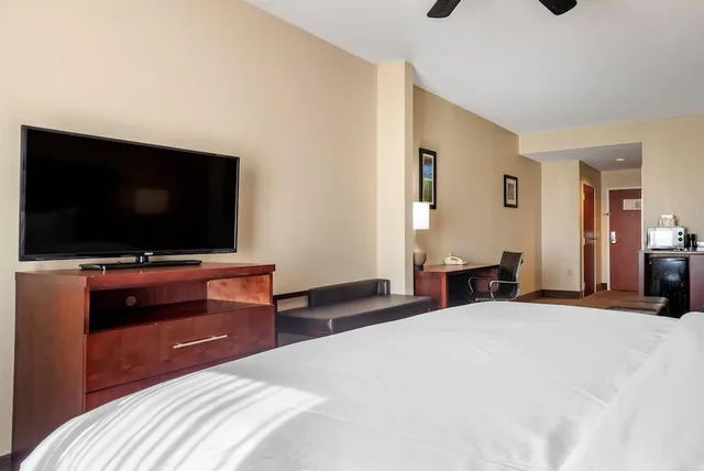 جناح بسرير كينج مع أريكة لذوي الإعاقة، Comfort Inn & Suites Clinton - Jackson West 1/3