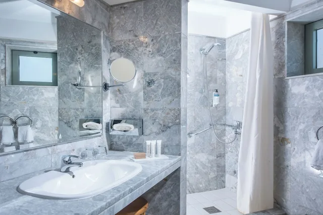 غرفة رباعية بسرير كينج بإطلالة على البحر مع أريكة، Bella Beach Hotel 3/3