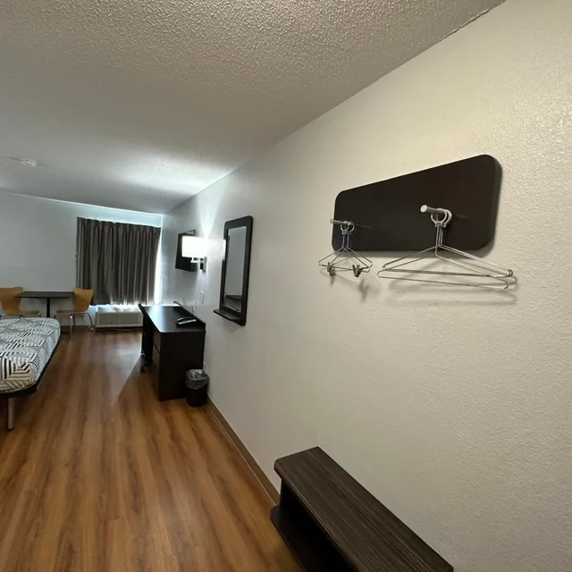 1 Queen Bed - Non-Smoking, Micfridge، Motel6 Greensboro, NC - Airport 4/9