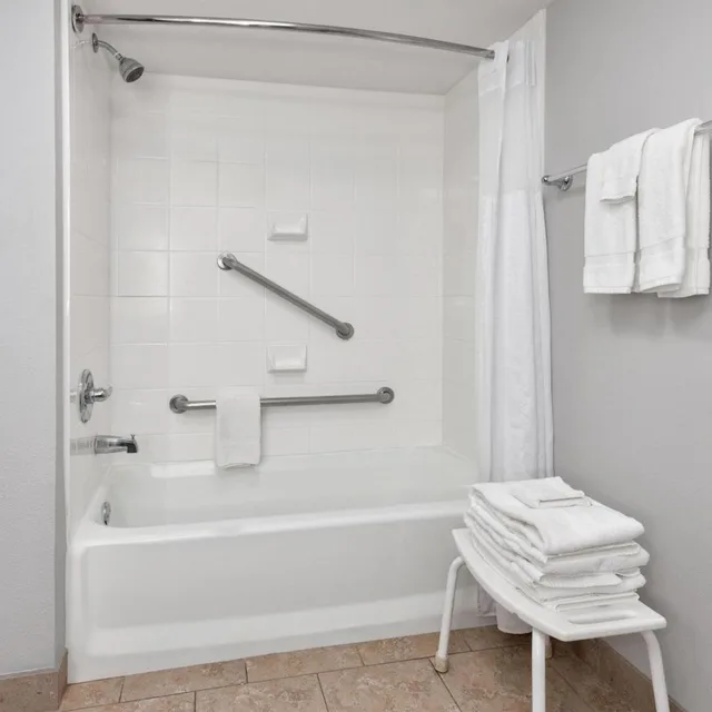 جناح بسرير كينج بغرفة نوم واحدة بحوض استحمام لذوي الإعاقة، La Quinta Inn & Suites by Wyndham Dallas I-35 Walnut Hill Ln 5/7