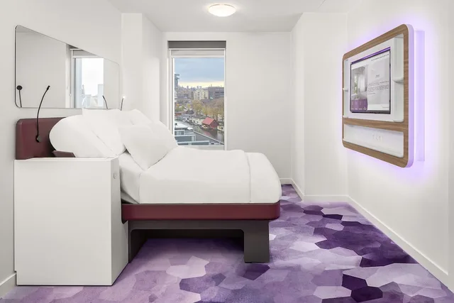 غرفة بريميوم بسرير كوين في طابق مرتفع، YOTEL Amsterdam, Select by Hilton 1/3