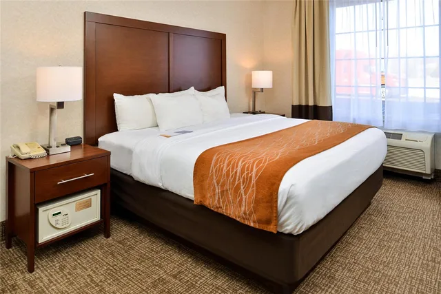 غرفة بسرير كينج، Comfort Inn And Suites Madison North 3/5
