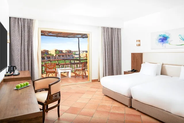 غرفة سوبيريور بسرير كينج بإطلالة على المسبح، Pickalbatros Portofino Villaggio Resort 3/4