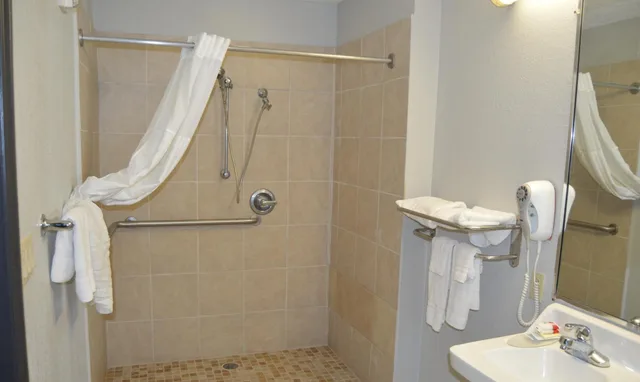جناح عائلي بسرير كينج وسرير كوين بغرفتي نوم بمطبخ، Days Inn & Suites by Wyndham Winnie 5/5