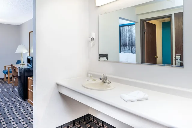 غرفة بسرير كوين، Super 8 By Wyndham Lincoln West 7/7