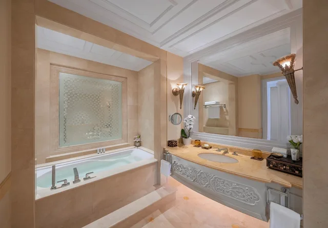غرفة ديلوكس عائلية بسرير كينج وسريرين منفصلين بإطلالة على الحديقة، Emirates Palace Mandarin Oriental Abu Dhabi 4/6