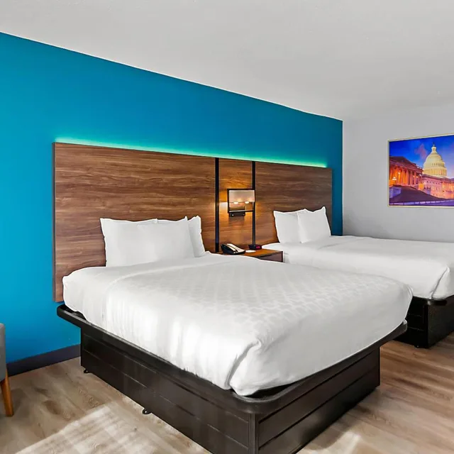 غرفة بسريرين مزدوجين في طابق مرتفع، Clarion Inn Falls Church-Arlington 1/8